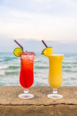 Buzlu kokteyller ile deniz ve plaj arka plan cam içme