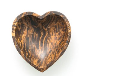 Beyaz arka plan üzerinde izole kalp şeklinde ahşap kase