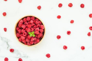 Kırmızı ahududu meyve masada ahşap kase