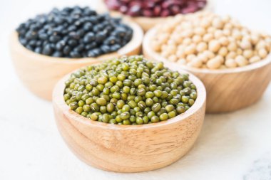 Böbrek mung siyah ve soya fasulyesi - sağlıklı ve beslenme gıda kavramı tarzı ile karışık fasulye