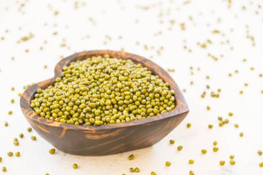 Yeşil mung fasulye ahşap kase - sağlıklı ve nutririon gıda kavramı stili