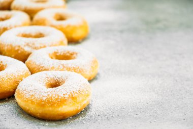 Şekerli tatlı şeker buzlanma ile-üst birçok çörek ile sağlıksız gıda tarzı