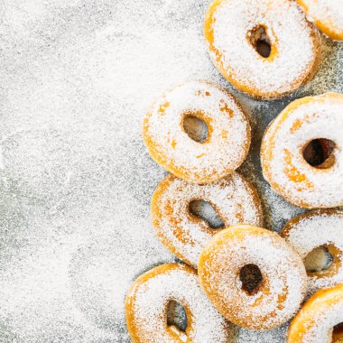 Şekerli tatlı şeker buzlanma ile-üst birçok çörek ile sağlıksız gıda tarzı