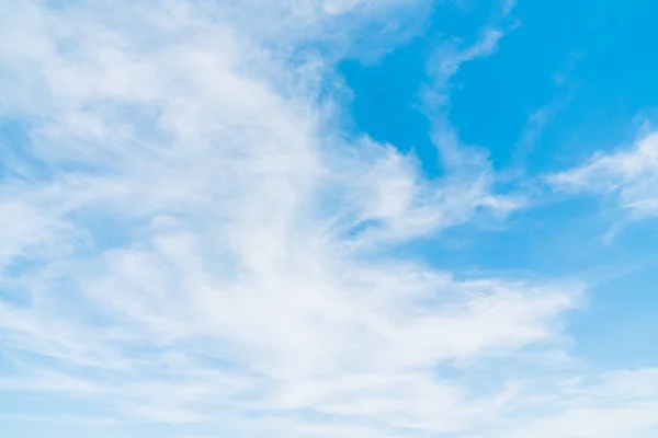 Awan Putih Yang Indah Latar Langit Biru — Stok Foto