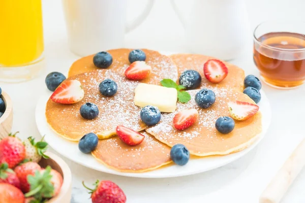 Gesundes Frühstücksset Mit Pfannkuchen Aus Blaubeeren Und Erdbeeren Und Schwarzem — Stockfoto