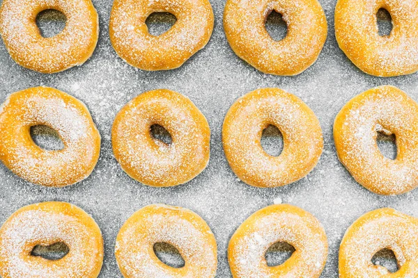 Sobremesa Doce Com Muitos Donuts Cima Com Cobertura Açúcar Estilo — Fotografia de Stock