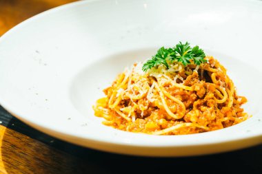 Spagetti veya makarna bolognese beyaz plaka - İtalyan gıda tarzı