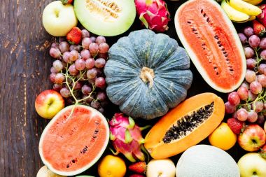 Kopya alanı - sağlıklı gıda kavramı ile ahşap arka plan üzerinde çeşitli ve karışık meyve