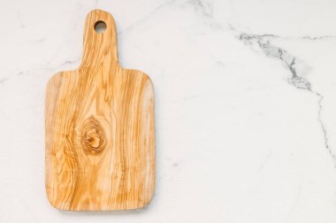 Ahşap kesme tahtası beyaz mermer taş zemin üzerine