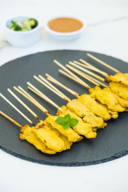 Tavuk satay soslu siyah arduvaz kaplamak üzerinde