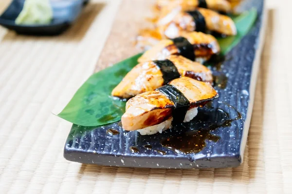 Kaz ciğeri suşi plaka üzerinde - Japon yemekleri stil ayarla