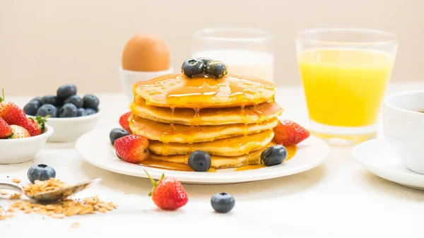 Gesundes Frühstücksset Mit Pfannkuchen Und Müsli Mit Blaubeere Und Erdbeere — Stockfoto