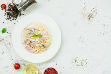 Spagetti carbonara beyaz plaka - İtalyan gıda tarzı