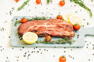 Kesme tahtası sebze ve yemek pişirmek için madde ile ham sığır eti
