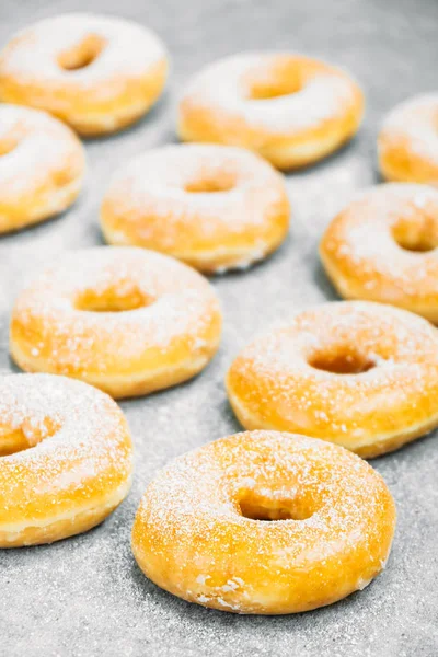 Postre Dulce Con Muchos Donuts Parte Superior Con Glaseado Azúcar —  Fotos de Stock
