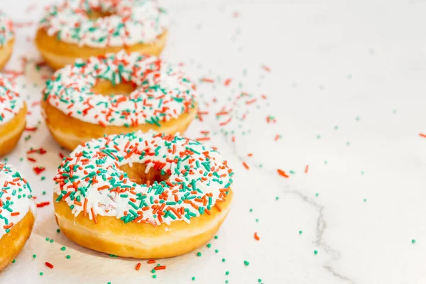 Donuts Con Crema Chocolate Blanco Espolvorea Azúcar Parte Superior Estilo —  Fotos de Stock