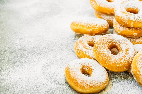 Zoete Dessert Met Vele Donut Bovenop Met Suiker Suikerglazuur Ongezond — Stockfoto