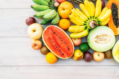 Elma muz portakal ve diğer ahşap arka plan - sağlıklı gıda tarzı ile karışık meyve