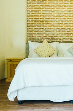 Yatak odasının iç tarafındaki yatak dekorasyonunda rahat yastık.