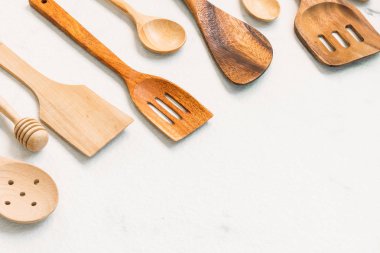 Taş arka plan beyaz kopya alanı ile mutfak gereçleri mermer