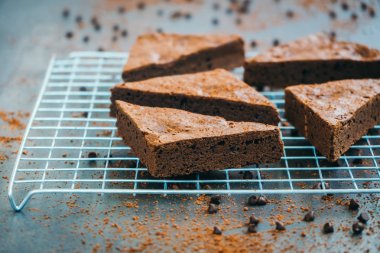 Şekerli tatlı siyah taş zemin üzerine çikolatalı kek ile