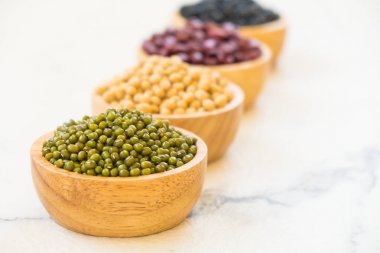 Böbrek mung siyah ve soya fasulyesi - sağlıklı ve beslenme gıda kavramı tarzı ile karışık fasulye