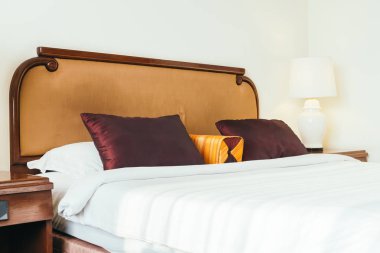 Yatak Dekorasyon iç otel odasının konforlu yastık