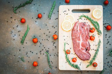 Kesme tahtası sebze ve yemek pişirmek için madde ile ham sığır eti