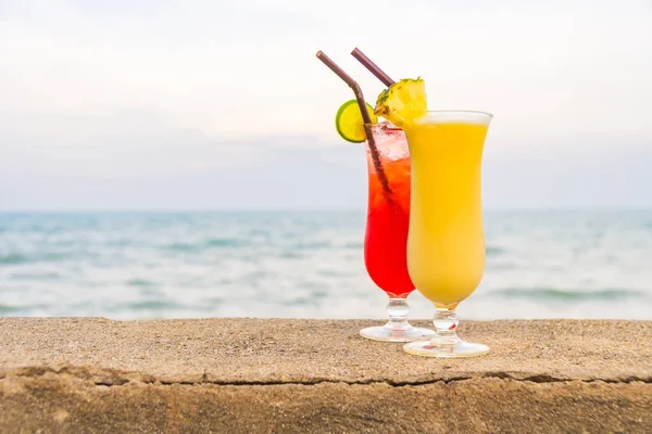Iced Cocktails Drinken Van Glas Met Zee Strand Achtergrond — Stockfoto