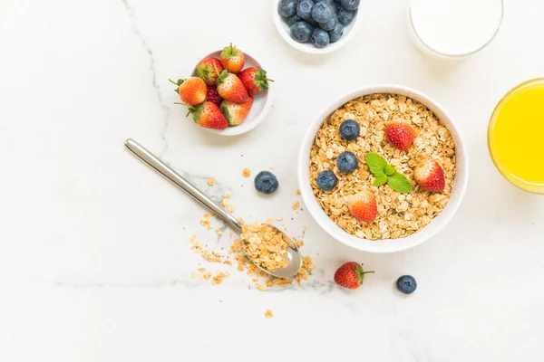 Gesundes Frühstücksset Müsli Mit Blaubeere Und Erdbeere Und Schwarzem Kaffee — Stockfoto