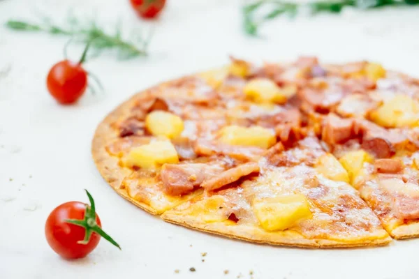 Pizza Hawaiana Con Piña Jamón Estilo Comida Poco Saludable —  Fotos de Stock