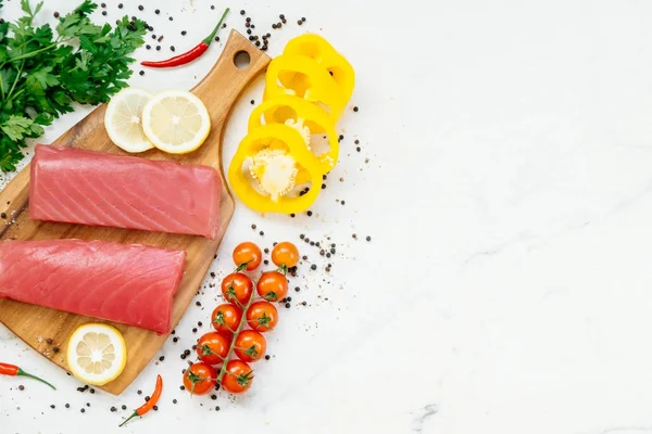 ヒレ肉と野菜の調理用成分木製まな板の上のマグロ刺身 — ストック写真