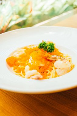 Spagetti carbonara karides ve karides beyaz plaka - İtalyan gıda tarzı