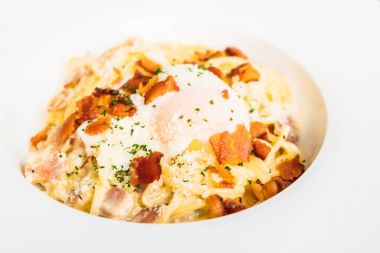 Spagetti carbonara ilk beyaz tabak - İtalyan yemeği stil içinde yumurta ile