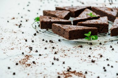 Şekerli tatlı beyaz taş zemin üzerine çikolatalı kek ile