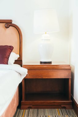 Yatak Dekorasyon iç otel odasının konforlu yastık