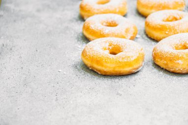Şekerli tatlı şeker buzlanma ile-üst birçok çörek ile sağlıksız gıda tarzı