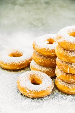 Şekerli tatlı şeker buzlanma ile-üst birçok çörek ile sağlıksız gıda tarzı