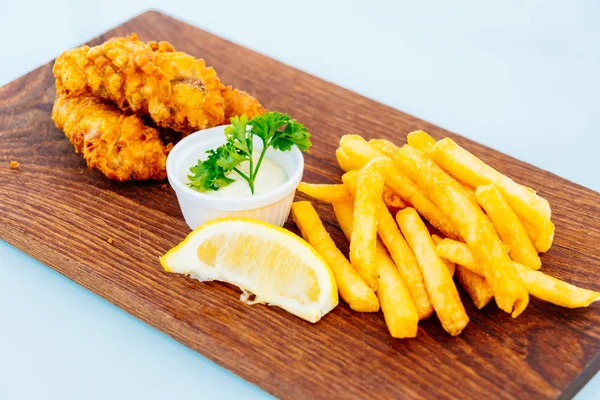 Pescado Con Papas Fritas Salsa Bandeja Madera — Foto de Stock