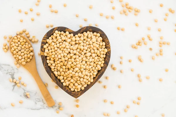 黄色大豆だいずを木製ボウル 健康と栄養食品のコンセプト — ストック写真