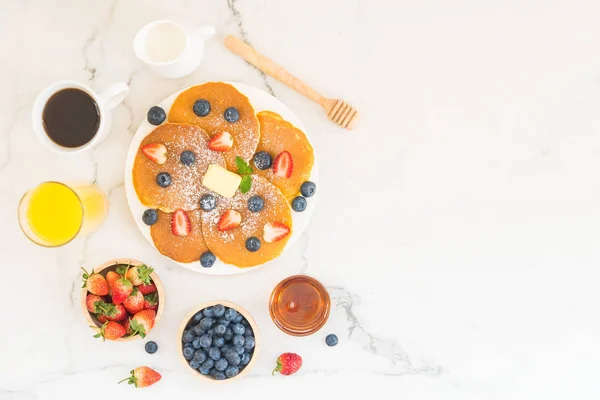 Desayuno Saludable Con Panqueque Arándanos Frutas Fresa Café Negro Leche —  Fotos de Stock