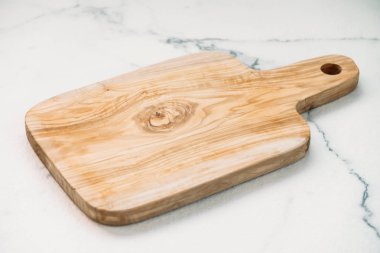 Ahşap kesme tahtası beyaz mermer taş zemin üzerine