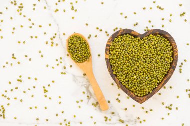 Yeşil mung fasulye ahşap kase - sağlıklı ve nutririon gıda kavramı stili