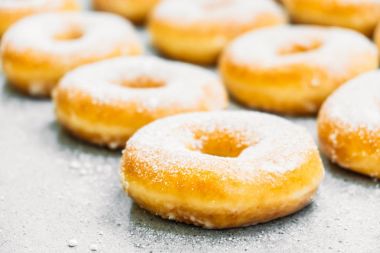 Şekerli tatlı şeker buzlanma ile-üst birçok çörek ile sağlıksız gıda tarzı