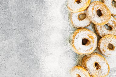 Şekerli tatlı şeker buzlanma ile-üst birçok çörek ile sağlıksız gıda tarzı