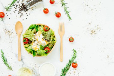 Temiz ve sağlıklı gıda tarzı ahşap kase Sezar salatası ile