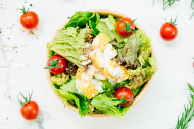 Temiz ve sağlıklı gıda tarzı ahşap kase Sezar salatası ile