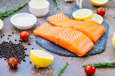 Siyah taş ham ve taze somon eti filetosu domates limon ve diğer madde - sağlıklı gıda tarzı ile kayrak