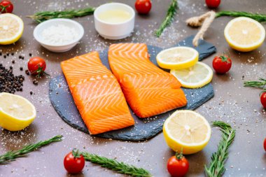 Siyah taş ham ve taze somon eti filetosu domates limon ve diğer madde - sağlıklı gıda tarzı ile kayrak