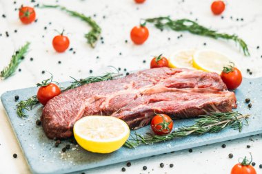 Kesme tahtası sebze ve yemek pişirmek için madde ile ham sığır eti